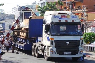 Xe quá khổ mắc kẹt trên cầu Tân Thuận