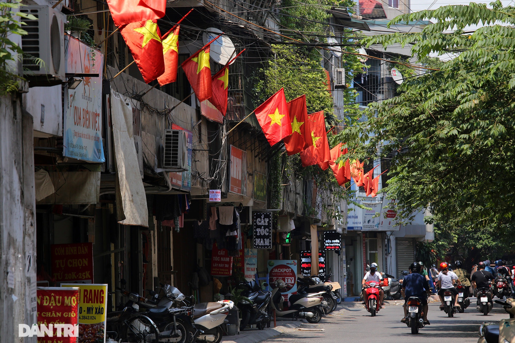 Hà Nội: Cờ Tổ quốc đỏ rực khắp phố phường mừng ngày Quốc Khánh - 7 Hà Nội: Cờ Tổ quốc đỏ rực khắp phố phường mừng ngày Quốc Khánh - 7