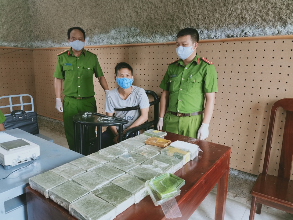 Bắt khẩn cấp đối tượng mang theo súng để áp tải 53 bánh heroin - 1 Bắt khẩn cấp đối tượng mang theo súng để áp tải 53 bánh heroin - 1