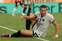 Học tập C.Ronaldo, Mbappe có hành động cực kỳ xấu xí