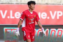 Thủ môn Bùi Tiến Dũng cản phá phạt đền, HAGL cầm hòa Nam Định