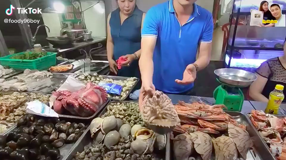 Dân Hà Nội xếp hàng thưởng thức món “xe tăng lội nước”, đắt hơn cả tôm hùm - 3 Dân Hà Nội xếp hàng thưởng thức món “xe tăng lội nước”, đắt hơn cả tôm hùm - 3