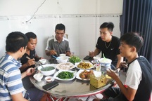 CSGT "chặn" tài xế mời cơm: Niềm vui trên hành trình cứu trợ hơn 1.000km