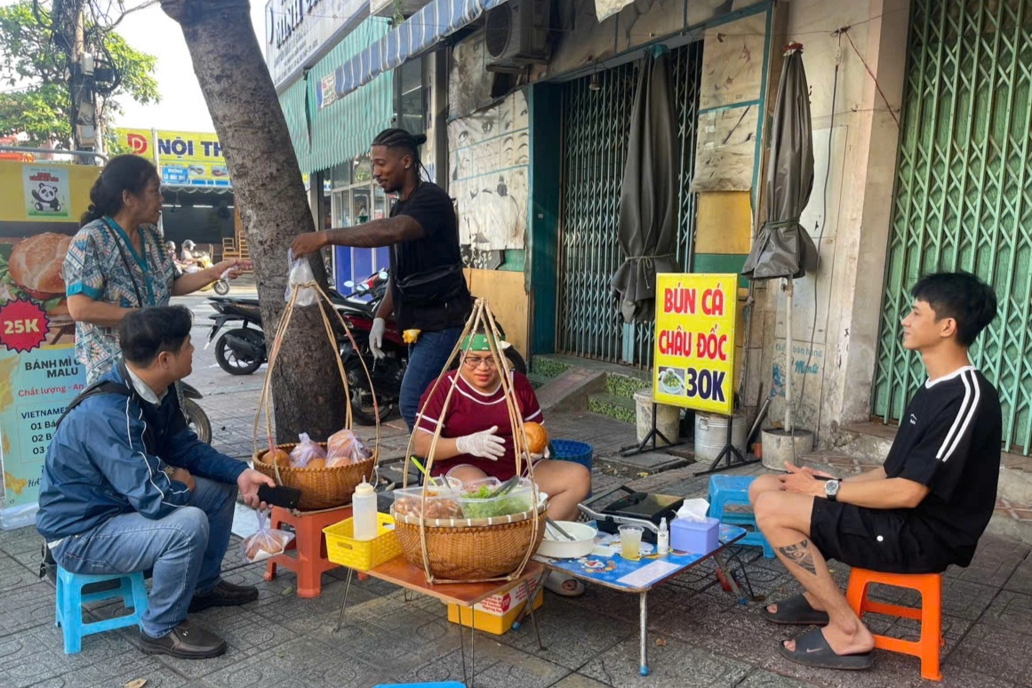 Admiratif d'une jeune Vietnamienne, un Cubain reste à Hô-Chi-Minh-Ville pour aider à vendre du pain - 1 Ngưỡng mộ cô gái Việt, chàng trai Cuba ở lại TPHCM phụ bán bánh mì - 1