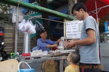 Mẹ bán hàng rong, bố bại liệt nuôi con học thạc sĩ