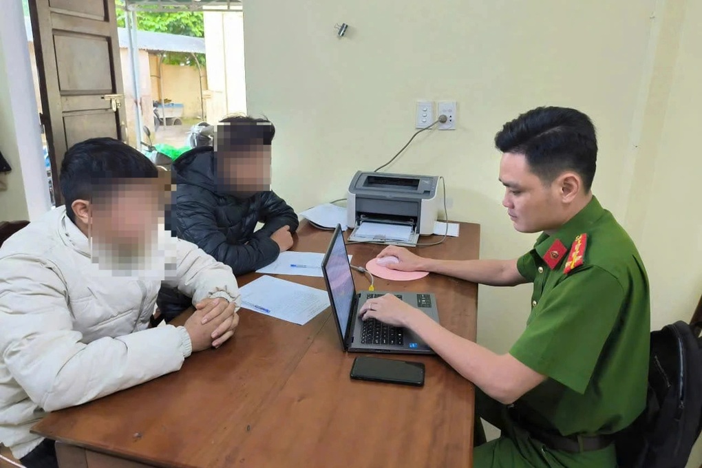 Triệu tập đối tượng liên quan vụ chặn taxi, dùng mũ bảo hiểm đập phá xe - 1 Triệu tập đối tượng liên quan vụ chặn taxi, dùng mũ bảo hiểm đập phá xe - 1
