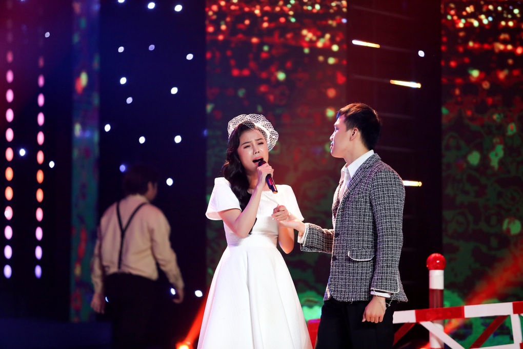 Danh ca Ngọc Sơn hài hước đối đáp khi được thí sinh khen đẹp trai - 3 Danh ca Ngọc Sơn hài hước đối đáp khi được thí sinh khen đẹp trai - 3