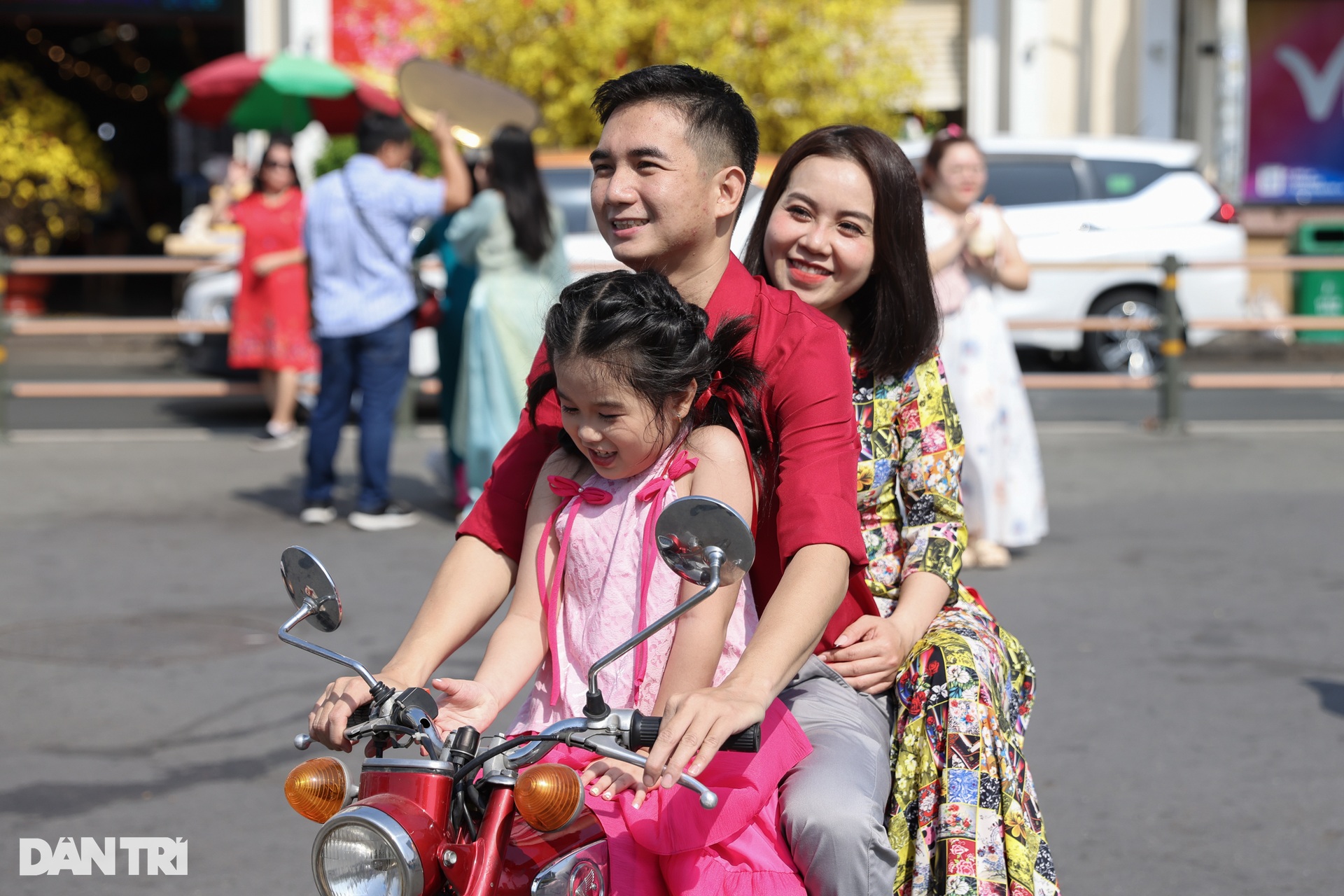 Người dân TPHCM tấp nập đổ về đường hoa Nguyễn Huệ du xuân sáng 29 Tết - 16 Người dân TPHCM tấp nập đổ về đường hoa Nguyễn Huệ du xuân sáng 29 Tết - 16