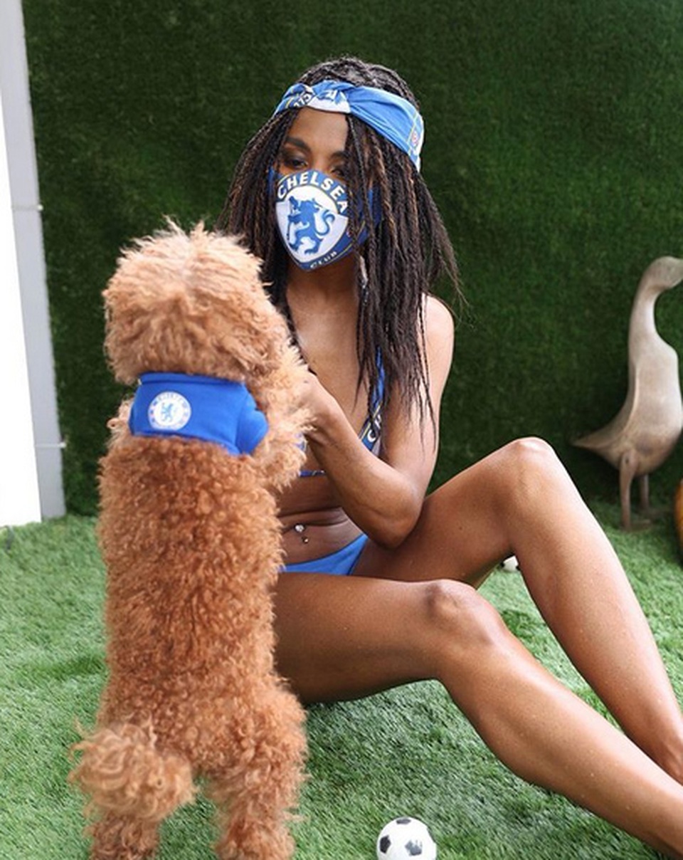 Ca sĩ Sinitta vẫn tự tin diện áo tắm ở tuổi 52 - 4 Ca sĩ Sinitta vẫn tự tin diện áo tắm ở tuổi 52 - 4