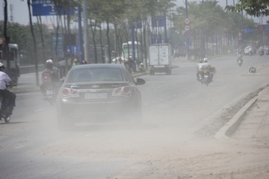 Vụ xe quá tải “oanh tạc” đại lộ: Một ngày phạt 5 xe tải "vãi" bùn đất