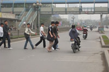 Thờ ơ với cầu bộ hành