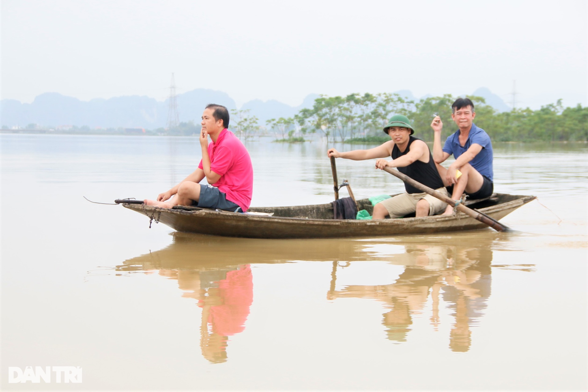 Cảnh sống trên thuyền, ngủ mái nhà ở rốn lũ sông Hoàng Long - 12 Cảnh sống trên thuyền, ngủ mái nhà ở rốn lũ sông Hoàng Long - 12