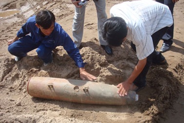 Phát hiện quả bom nặng hơn 100kg lẫn trong cát xây dựng