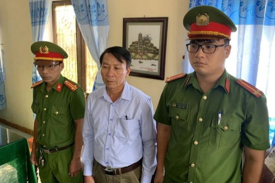 Cựu Chủ tịch xã lĩnh án 10 năm tù - 1 Cựu Chủ tịch xã lĩnh án 10 năm tù - 1