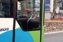 Xe buýt nhanh vỡ tan cửa kính vì va chạm với ô tô con