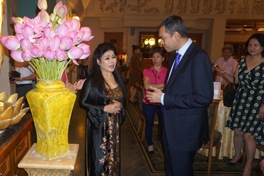 20 đại sứ dự triển lãm của nữ họa sĩ tặng tranh Tổng thống Obama