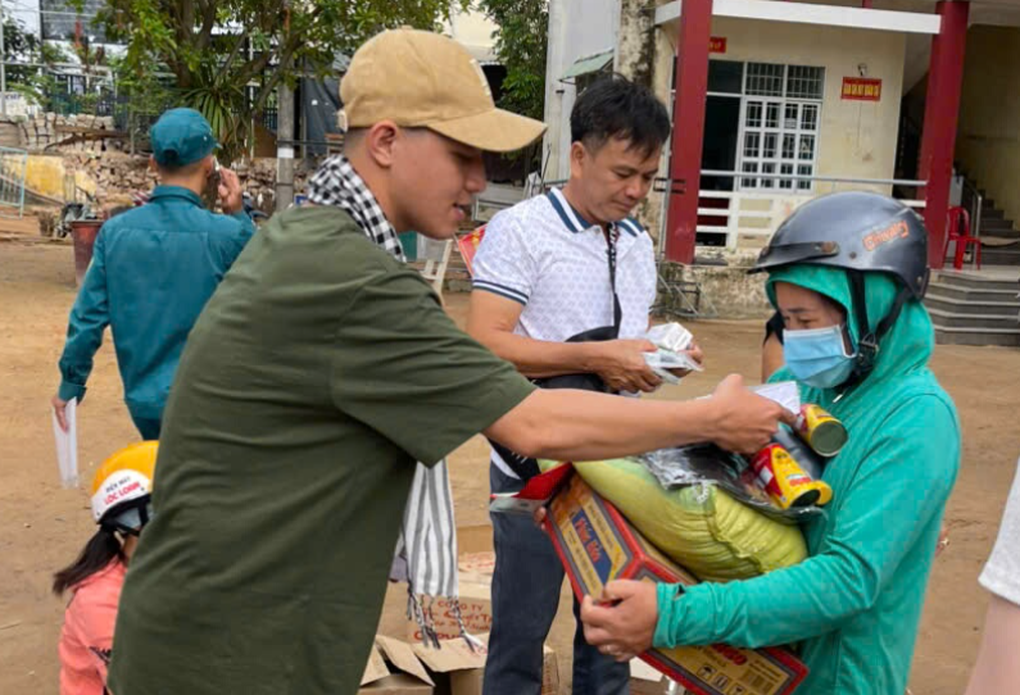 Tài xế Fan Sơn Tùng M-TP đổi tiền công thành sách vở gửi học sinh vùng lũ - 3 Tài xế Fan Sơn Tùng M-TP đổi tiền công thành sách vở gửi học sinh vùng lũ - 3