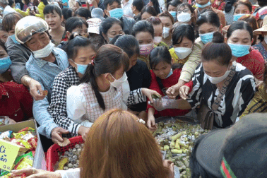 Chen chân ở phiên chợ dùng lá cây thay tiền mua đồ ăn tại Tây Ninh