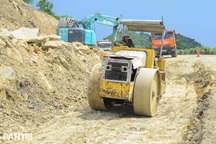 Ngổn ngang công trường thi công đường nối cao nguyên với vùng biển Lâm Đồng