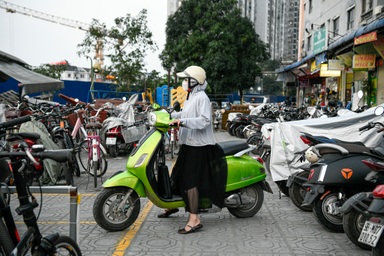 Tầng hầm quá tải, cư dân thủ đô lo tương lai không biết để xe điện ở đâu