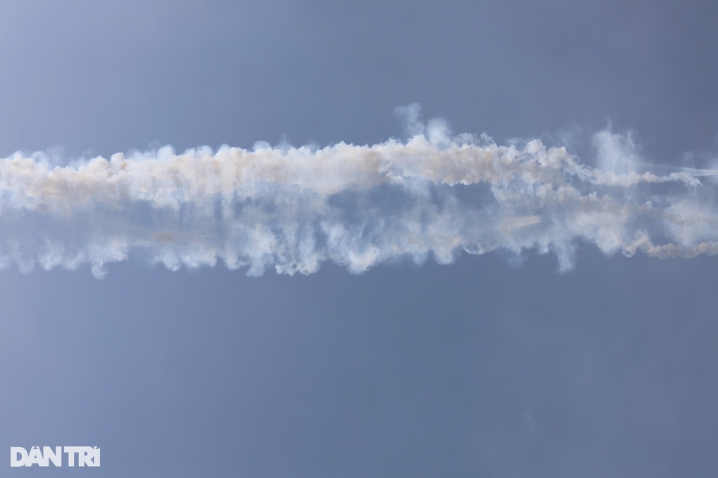 Tiêm kích Su-30MK2 tập luyện thả bẫy nhiệt trên bầu trời Đồng Nai - 2 Tiêm kích Su-30MK2 tập luyện thả bẫy nhiệt trên bầu trời Đồng Nai - 2