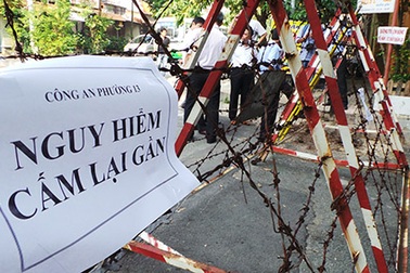 Khám nghiệm hiện trường vụ cháy nổ “kỳ lạ”