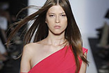 BCBG Max Azria - Nhẹ nhàng, bay bổng