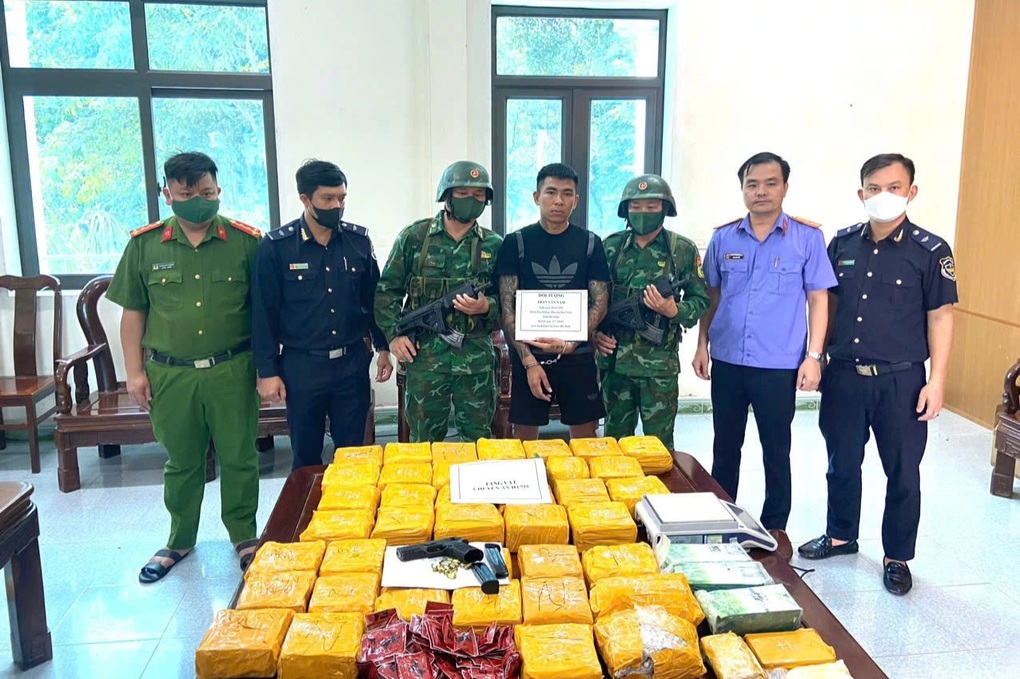 Vụ ô tô chở 45kg ma túy và súng đã lên đạn: Cảnh sát truy tìm người - 2