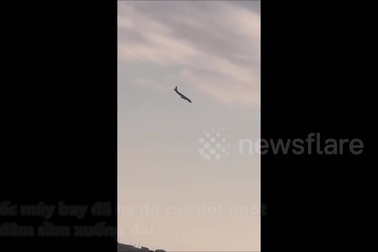 Máy bay chở khách lao xuống đất và nổ tung tại Kazakhstan