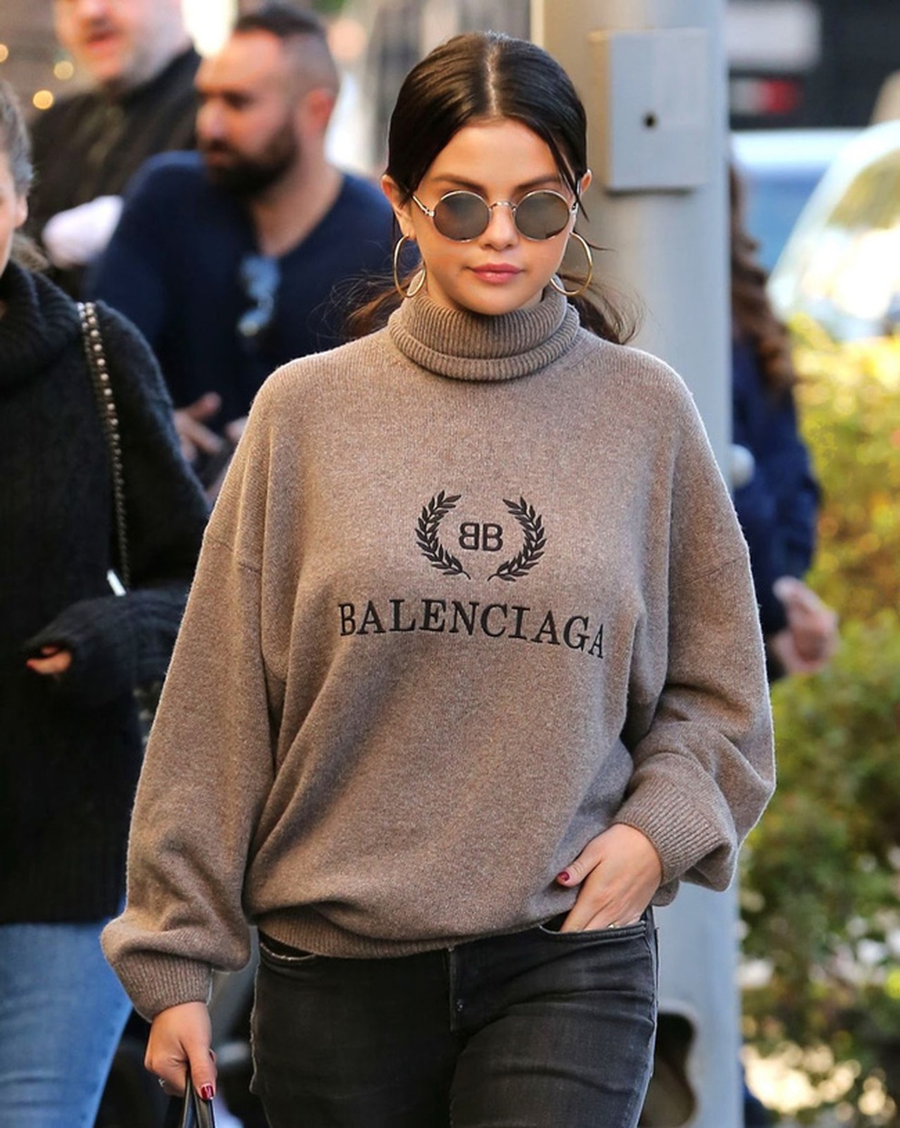 Học Selena Gomez diện đồ cực chất với áo len cổ lọ trong ngày chuyển gió - 4 Học Selena Gomez diện đồ cực chất với áo len cổ lọ trong ngày chuyển gió - 4