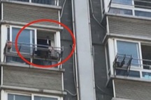 TQ: Đang mây mưa, cô gái khỏa thân bỗng trèo qua cửa sổ trốn