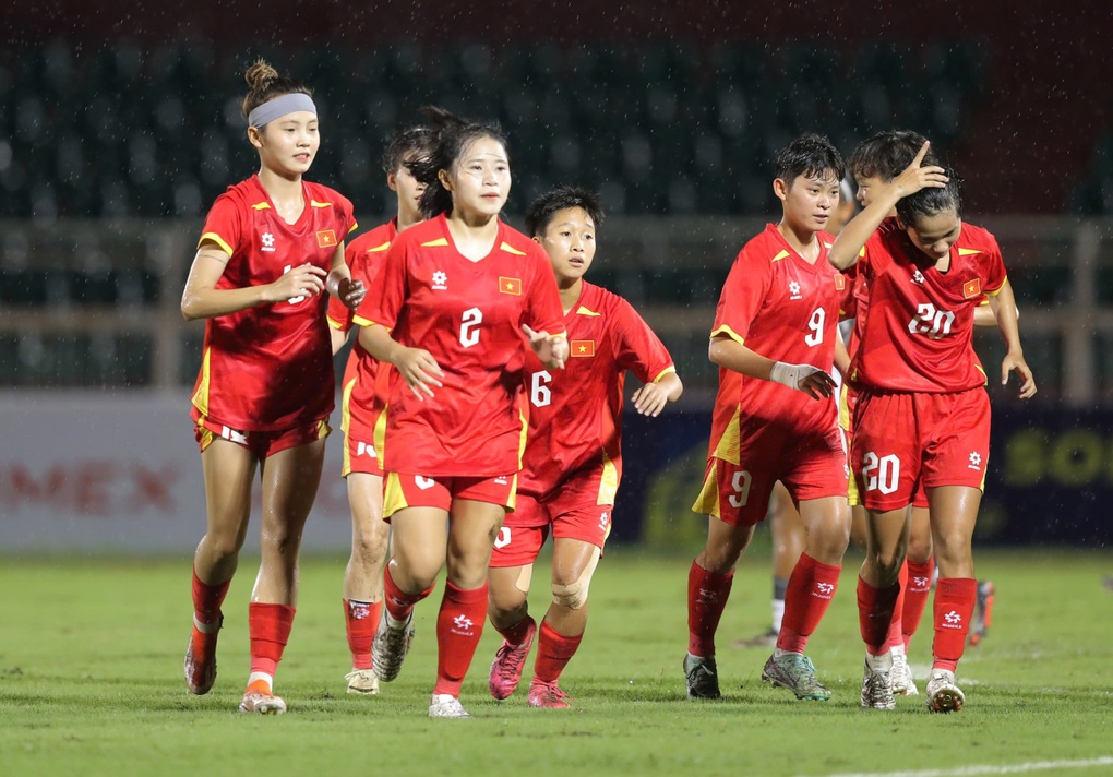 Cầu thủ nữ Việt Nam gây sốt với siêu phẩm từ cự ly 35m vào lưới Indonesia - 2 Cầu thủ nữ Việt Nam gây sốt với siêu phẩm từ cự ly 35m vào lưới Indonesia - 2