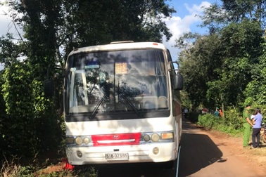 Nam sinh lớp 6 tử vong vì bị rơi từ trên xe đưa đón xuống đường