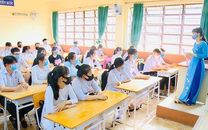 TP.HCM cho học sinh lớp 9 và 12 đi học trở lại