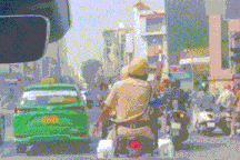 CSGT TPHCM dùng xe đặc chủng mở đường đưa trẻ sơ sinh đi cấp cứu