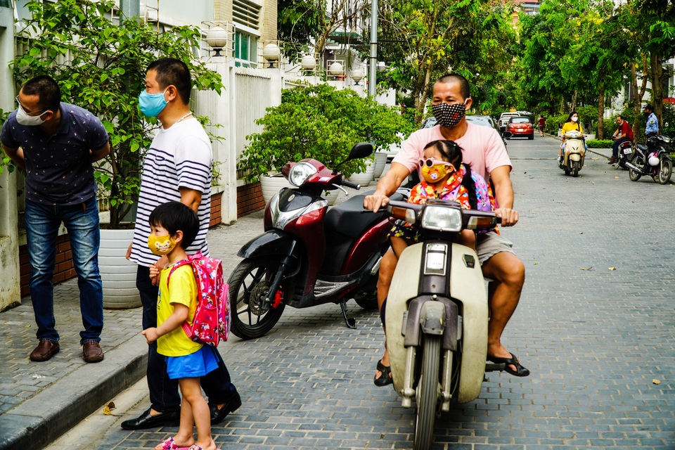 Ngày đầu đi học trở lại: Phụ huynh vui mừng, trẻ phấn khởi - 4 Ngày đầu đi học trở lại: Phụ huynh vui mừng, trẻ phấn khởi - 4