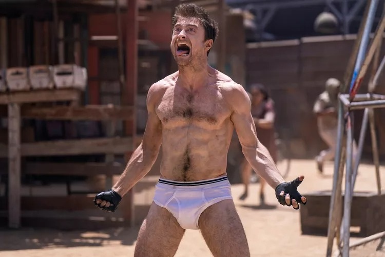 El actor de Harry Potter se transforma con músculos de six-pack en nueva película - 1 Nam diễn viên Harry Potter lột xác với cơ bắp 6 múi trong phim mới - 1