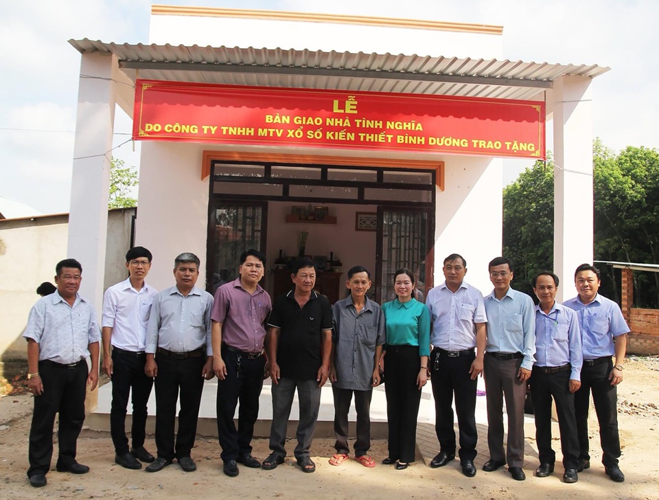 Bình Dương: Chi 14 tỷ đồng tặng quà gia đình người có công - 2 Bình Dương: Chi 14 tỷ đồng tặng quà gia đình người có công - 2