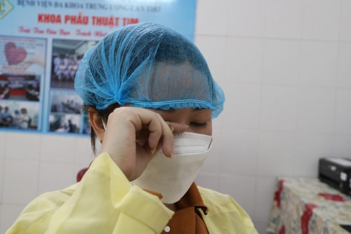 Cô gái phục vụ bàn khóc nghẹn cầu xin những tấm lòng nhân ái cứu mạng mẹ - 3 Cô gái phục vụ bàn khóc nghẹn cầu xin những tấm lòng nhân ái cứu mạng mẹ - 3