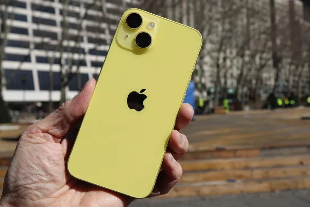 Cận cảnh iPhone 14 màu vàng mới - 7 Cận cảnh iPhone 14 màu vàng mới - 7