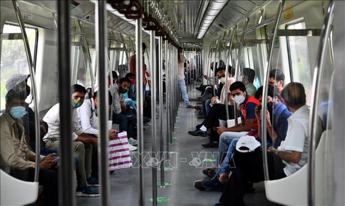 Người dân đeo khẩu trang phòng dịch COVID-19 tại New Delhi, Ấn Độ. Ảnh: THX/TTXVN