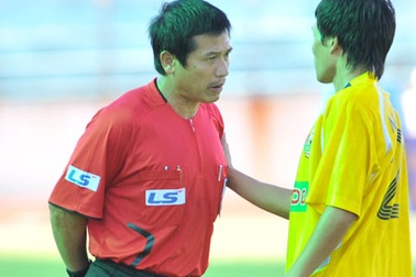 Trọng tài Dương Văn Hiền lần thứ 3 giành “còi vàng”