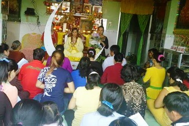 Tự xưng “Công chúa Minh Nguyệt” hạ phàm… chữa bệnh bằng nhạc vũ trường