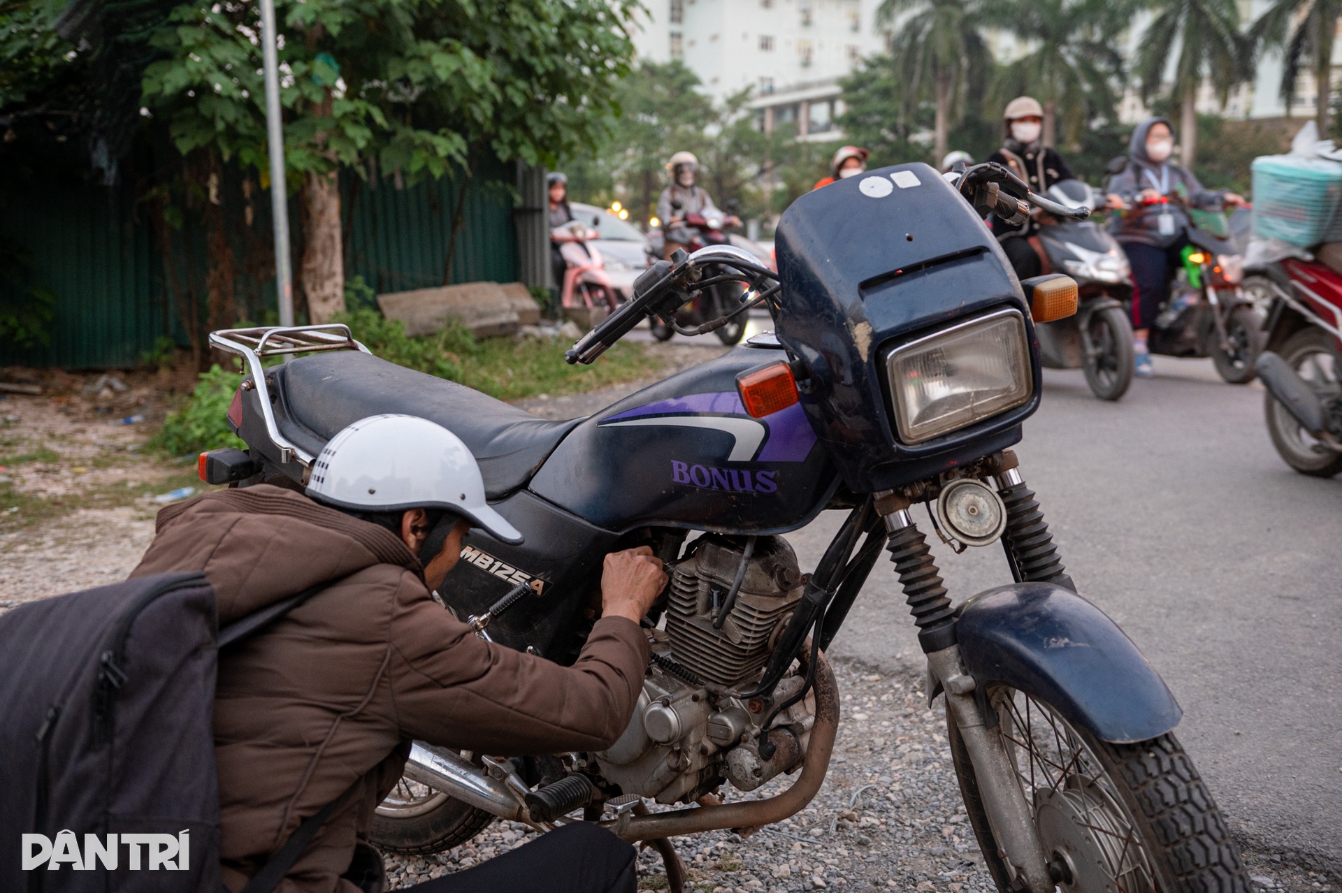 Hà Nội: Cầu vượt trên đại lộ nghìn tỷ chậm tiến độ, gây ùn tắc triền miên - 12 Hà Nội: Cầu vượt trên đại lộ nghìn tỷ chậm tiến độ, gây ùn tắc triền miên - 12