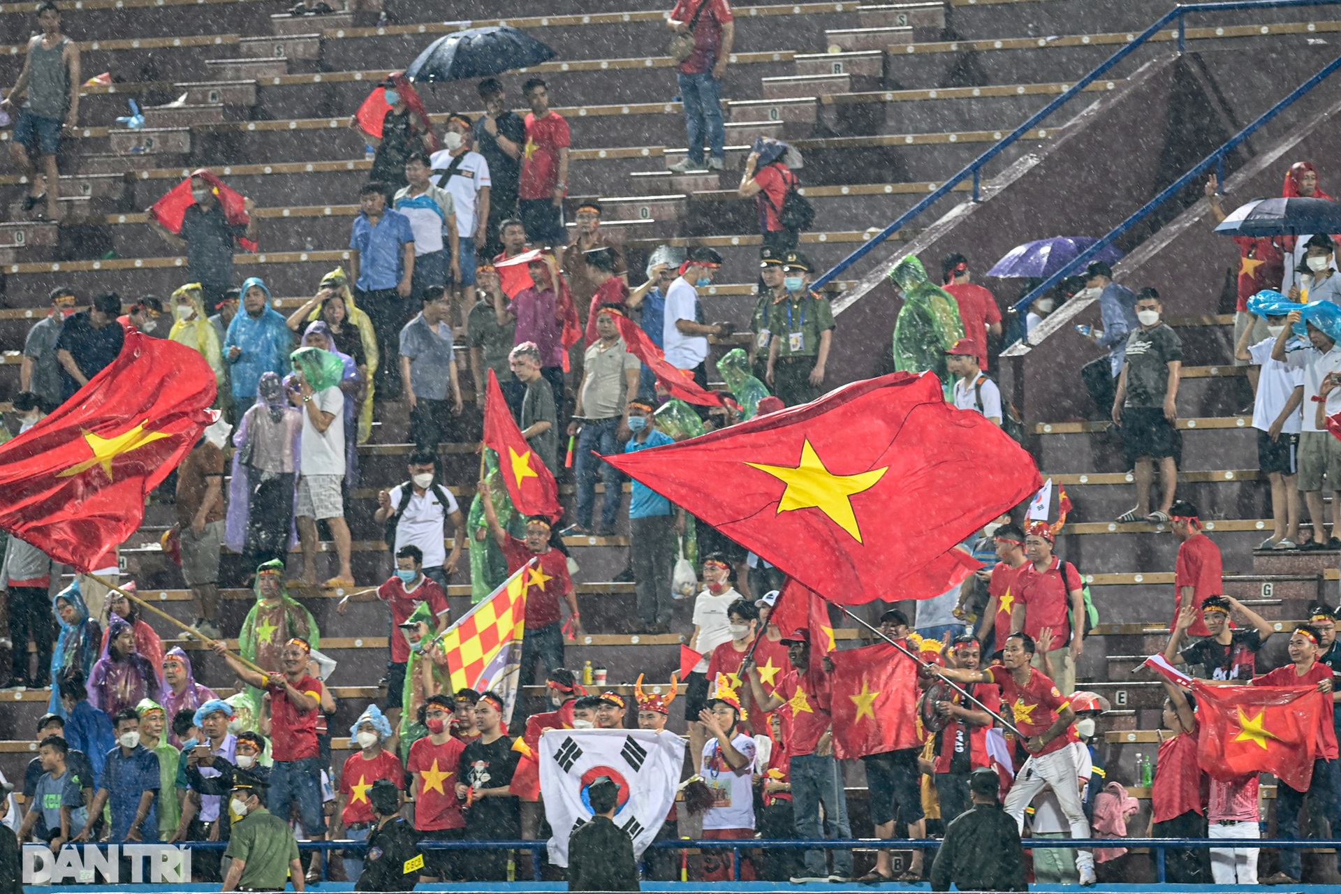 Bất chấp mưa lớn, CĐV phủ kín sân Việt Trì tiếp lửa cho U23 Việt Nam - 17 Bất chấp mưa lớn, CĐV phủ kín sân Việt Trì tiếp lửa cho U23 Việt Nam - 17