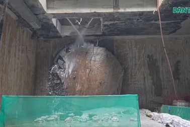 Khoảnh khắc lịch sử máy đào hầm "Thần tốc" về đích