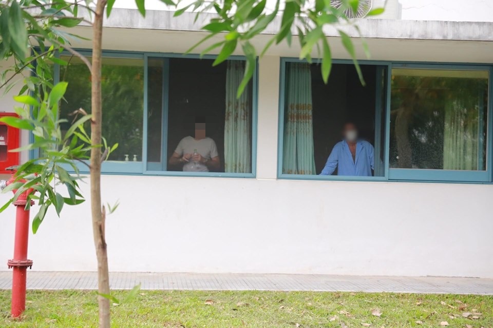 Thứ trưởng Bộ Y tế điện thoại trấn an bệnh nhân nước ngoài mắc Covid-19 - 3 Thứ trưởng Bộ Y tế điện thoại trấn an bệnh nhân nước ngoài mắc Covid-19 - 3