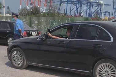 Lạ lùng tài xế vừa lái xe đâm người, vừa rút điện thoại quay clip