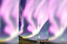 Giải mã vệt sáng màu hồng xuất hiện trên bầu trời