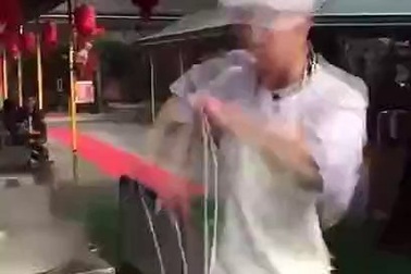 Lóa mắt xem siêu đầu bếp trổ tài vừa kéo mỳ vừa nhảy múa